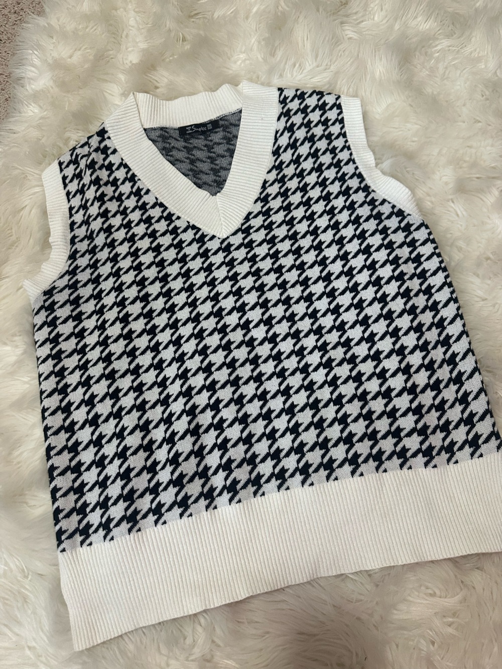 Simple Black & White Houndstooth V-Neck Sweater Vest